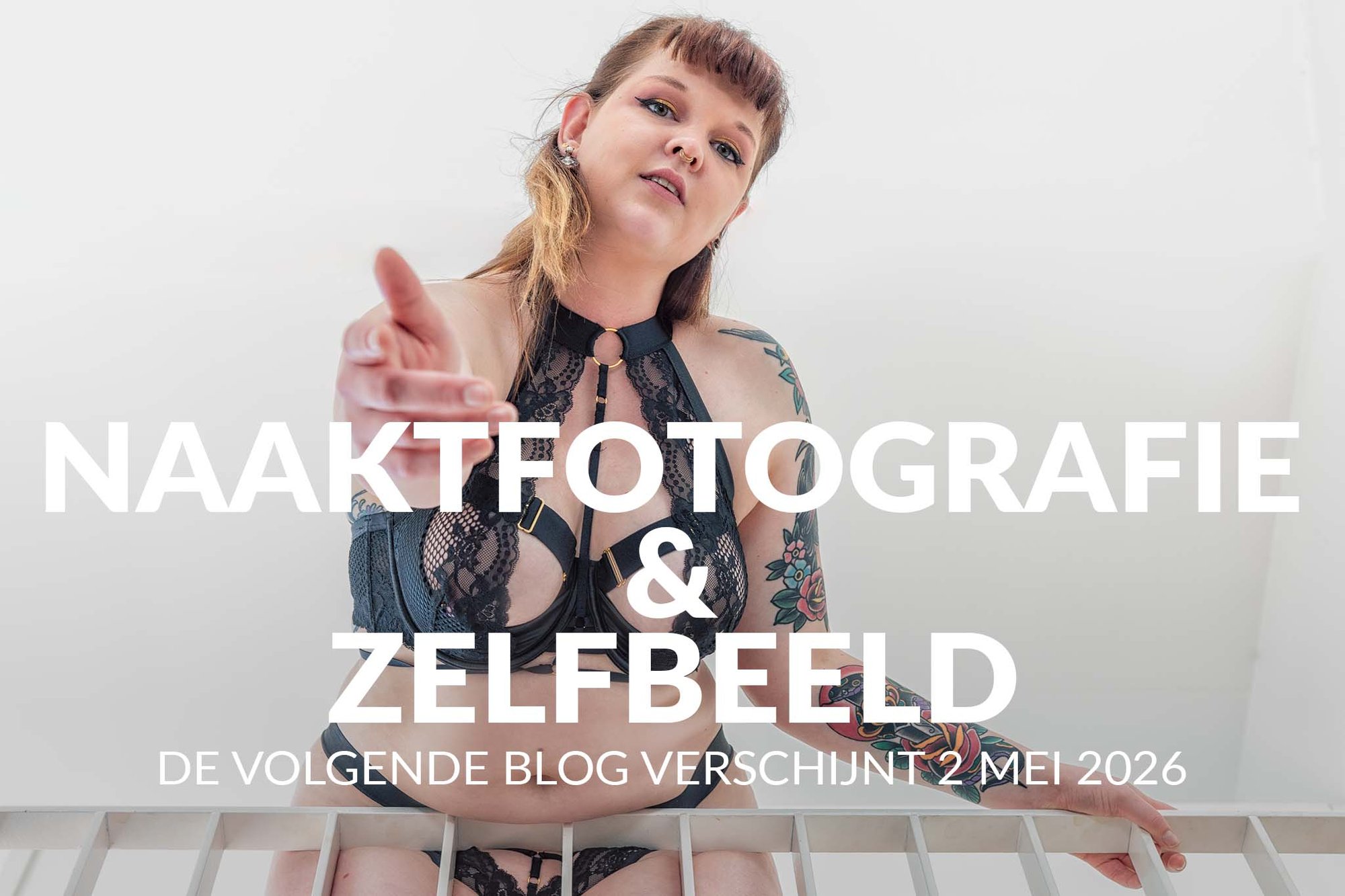 Promo voor blog over naaktfotografie en zelfbeeld, met vrouw in lingerie in studio, aankondiging van artikel over zelfvertrouwen en body positivity.