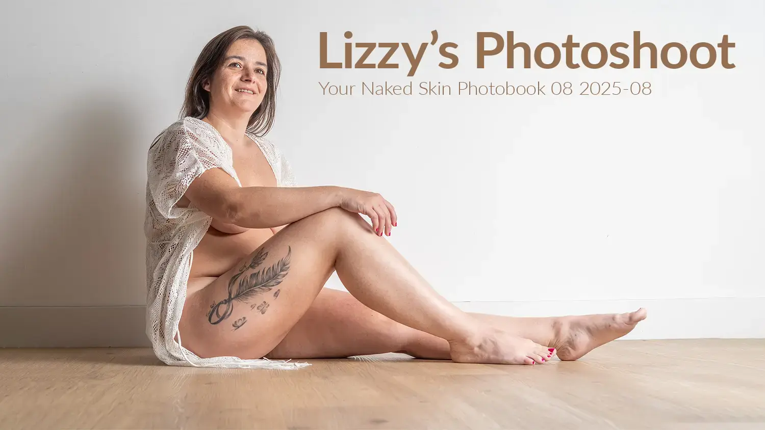 Visual voor het fotoboek Lizzy's Photoshoot van Your Naked Skin. Lizzy zit gekleed in een vest en verder helemaal naakt op een houten vloer voor een witte muur